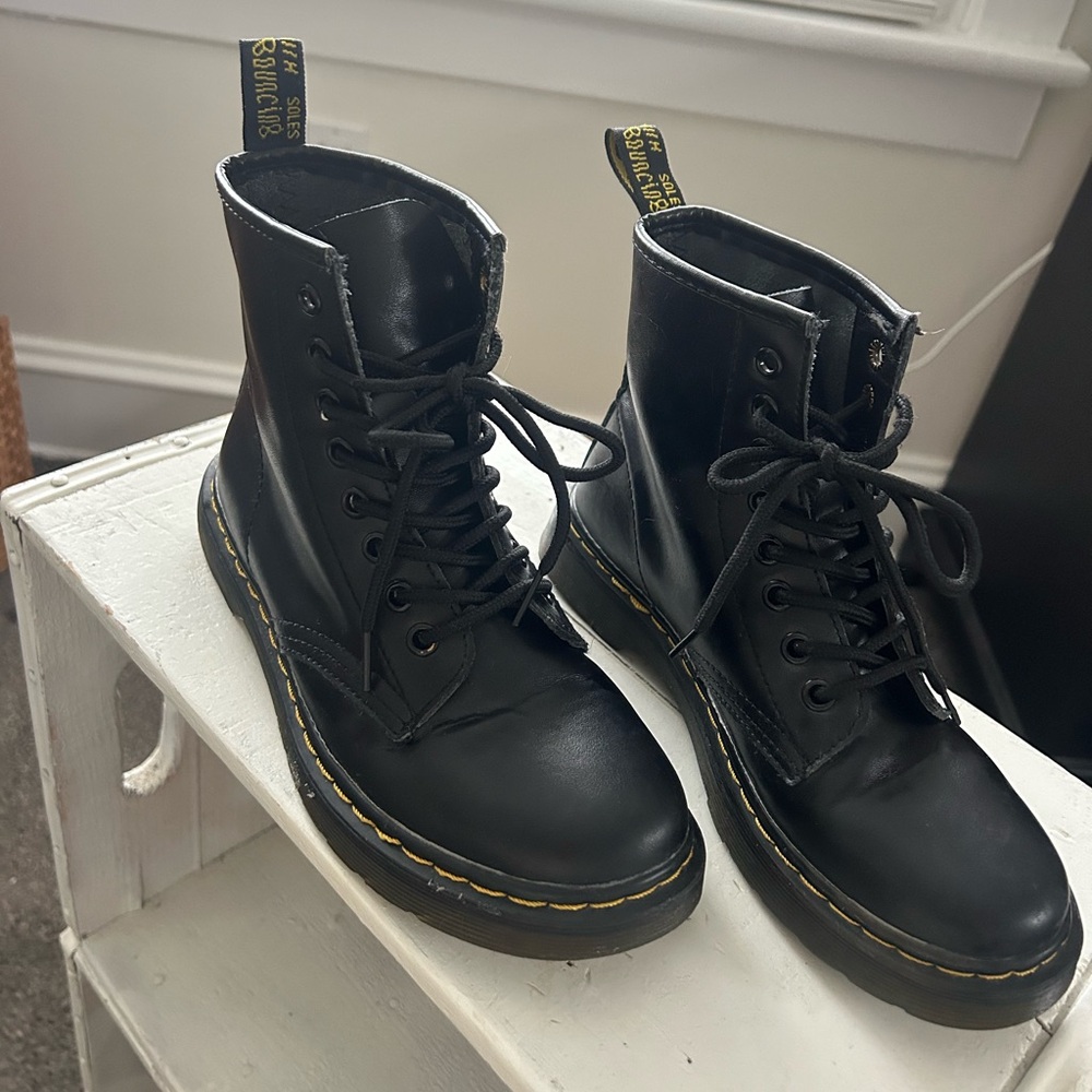 Dr. Marten’s 1460 WOMEN'S SMOOTH LEATHER LACE UP BOOTS